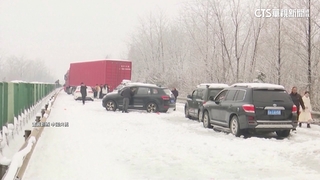 中國春運遇雨雪　上百列車延誤.路結冰車輛受困