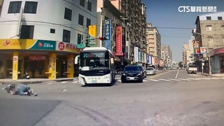 公車駕駛搶快闖紅燈撞機車　男騎士被撞飛肋骨斷