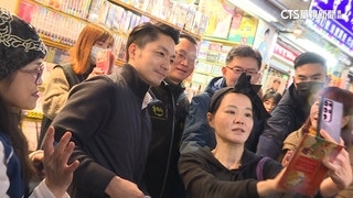 赴艋舺夜市拜年！　蔣萬安人氣旺攤商喊：選總統