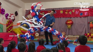 陸軍士官長化身魔術師　為小朋友做「舞龍氣球」