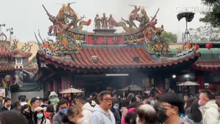 紫南宮借還金人潮湧　順澤宮發「冠軍帽」漏夜搶排