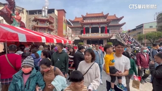 初一走春拜財神！高雄關帝廟湧信眾　屏東玉皇宮搶飯湯