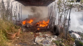 台南空地狂竄火.煙　居民急移車：有聽到放鞭炮