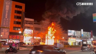 母帶2孩放煙火突爆炸　引燃「2層樓耶誕樹」燒光光