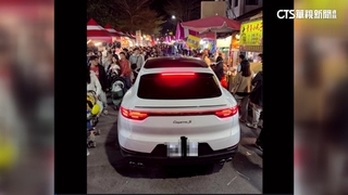 誤闖？　轎車闖進高雄旗山老街　警：非管制時段