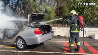 過年傳意外！　火燒車驚險逃生.酒駕車頭栽稻田