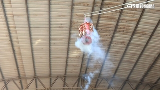 鈔票大噴發！　旗山「發財大砲」狂撒錢　民眾搶撿