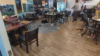 最壞示範！勸和變打群架　嬰兒車被撞倒童無辜遭殃