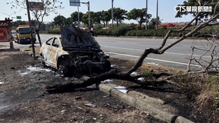 疑超車失控「S型飄移」！　自撞路樹起火　3人急逃命