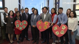 合體賴向總統府同仁拜年　蔡笑：別拿簽名春聯去賣