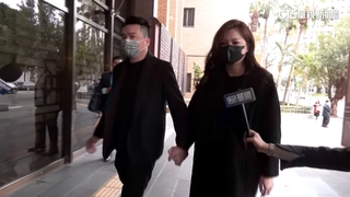 控朱學恒強吻三度開庭！　鍾沛君緊握老公手出庭