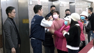 少女心噴發！蔣萬安現身黨部　婆媽們熱情擁入懷