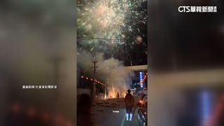 嚇！　宮廟遶境狂放炮　女騎士怕被炸「紙箱罩頭」