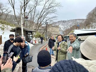 王世堅實現承諾 帶團隊飛北海道　意外成「拍照景點」笑：做選民服務