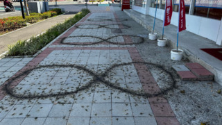 開工日放鞭炮人行道炸出「巨大8888」引眾怒　業者致歉：已恢復乾淨