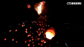 平溪上百天燈點亮夜空　主燈疑太重相撞墜地