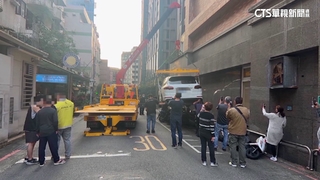 巷口與騎士擦撞　休旅車失控「壓整排機車」