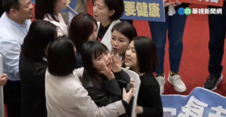 藍營杯葛陳建仁施政報告　黃捷上前搶麥與徐巧芯激烈互戰