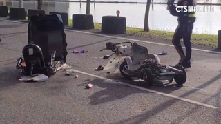 疑未注意路況！　轎車猛撞代步車　人車慘噴飛送醫