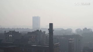 米蘭遭霧霾攻陷　空氣品質拉警報.居民出門戴口罩