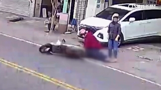 騎車突倒地　女保母路過急替婦人跪地CPR搶救