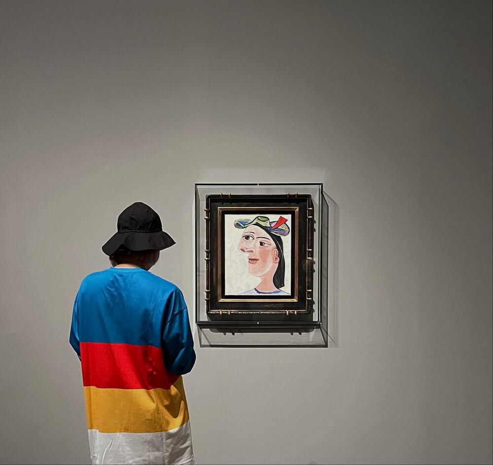 英國泰德現代美術館展覽「Capturing the Moment」展場一隅，展出立體派美術史巨匠巴布羅 · 畢卡索 (Pablo Picasso)作品〈Buste de Femme〉1938。（照片提供：國巨基金會YAGEO Foundation）