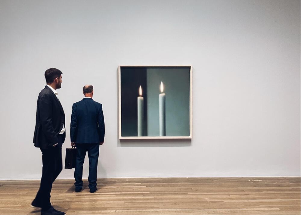 英國泰德現代美術館展覽「Capturing the Moment」展場一隅，民眾正在觀賞格哈德 ．里希特 (Gerhard Richter)作品《Two Candles》（照片提供：國巨基金會YAGEO Foundation）