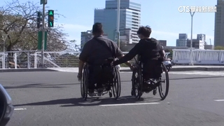 看小鴨輪椅族卡卡　人行道上不去.驚險與車爭道