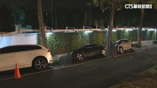 停車訪友「砰一聲」　工地塌.車陷路中好心痛