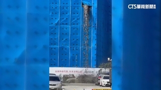 工地泥漿狂噴！轎車遭水泥覆蓋　共12輛汽機車遭殃