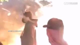 內湖土地公遶境放炮　　男為求旺頭髮驚「發爐」