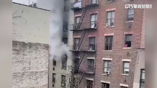紐約公寓大火1死17傷　消防員驚險垂吊救3人 | 華視新聞