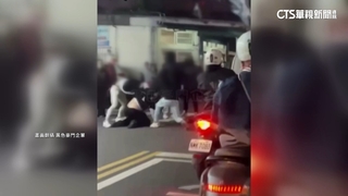 元宵迎龍「鐵條.木棍」激烈鬥毆　女騎士淡定繞過