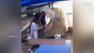 「接傘自己撐」讓助理淋雨　中國「流量女王」楊冪惹議