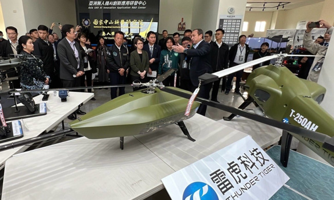 蕭美琴視察雷虎新款軍用商規T-235AH「戰術性」及T-250AH「艦載型」 無人直升機 | 華視新聞
