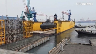 首艘國造潛艦「海鯤號」移動亮相　軍事迷搶拍