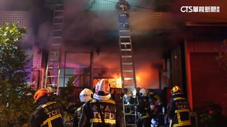 4層樓民宅起火7受困　消防架雲梯切割鐵窗救人