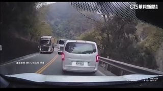 南投台14線砂石車逆向超車　對向廂型車急剎躲劫
