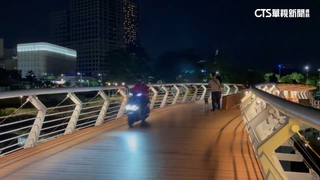 「愛河之心」亂象！　機車闖步道　無視「禁止」爬涼亭