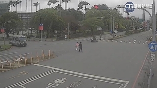 內車道驚見「行人散步」　穿梭車陣無視紅燈亂闖