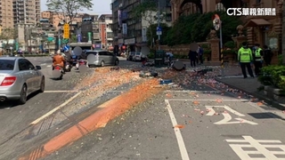 貨車疑未綁好蛋箱甩飛千顆蛋　騎士遭蛋襲慘摔