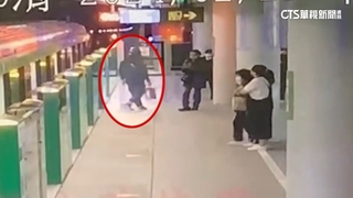 男中捷車廂內揮舞「玩具槍」　乘客嚇壞衝下車