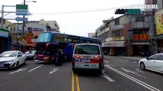 走進遊覽車「死角盲區」？男雙腿遭輾　右小腿骨折