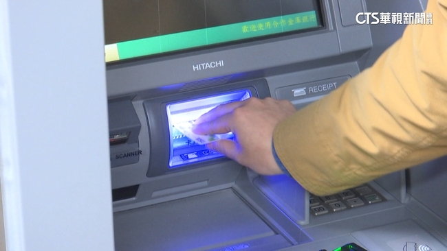 台北男ATM存錢「3萬元竟消失」　一查監視器：被拿走了 | 華視新聞