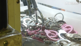 夾娃機赫見「拇指銬」　警：規格和警用不同屬玩具