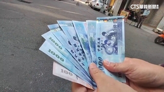 風「鈔」大！　騎士7100元吹飛　熱心人撿起送警局