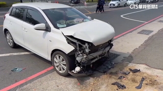 剛出醫院就車禍！　「翁疑誤踩油門」撞破圍牆