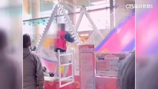 這樣正常嗎？　「手搖」海盜船　　百貨業者：絕對禁止