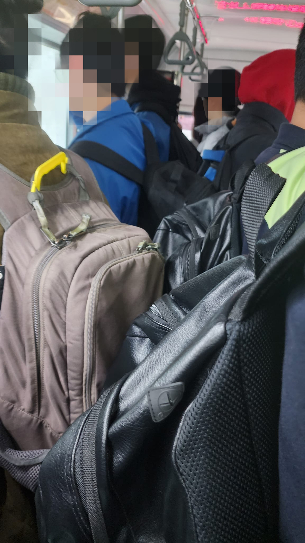 原PO貼出一張多名乘客背著後背包，搭乘公車的相片 。圖／翻攝自臉書社團「爆料公社」