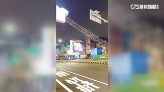 台南15米長天坑吞貨車　吊車救援吊臂傾倒殃警車